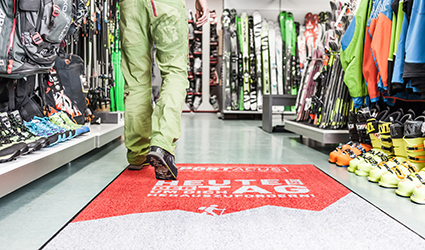 Jet-Print Light mat with Intersport logo and ski boots